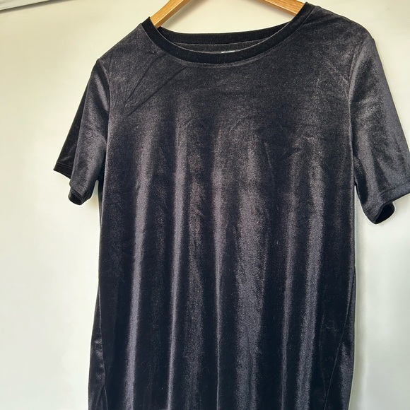 Old Navy Tops - 2/$25 🖤 Old Navy Black Velvet T-Shirt | Size S | Soft, Sleek & Surprisingly Luxe